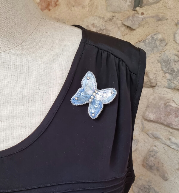 broche brodée papillon bleu