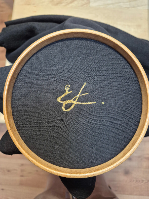 logo brodé fil doré logo brodé fil doré