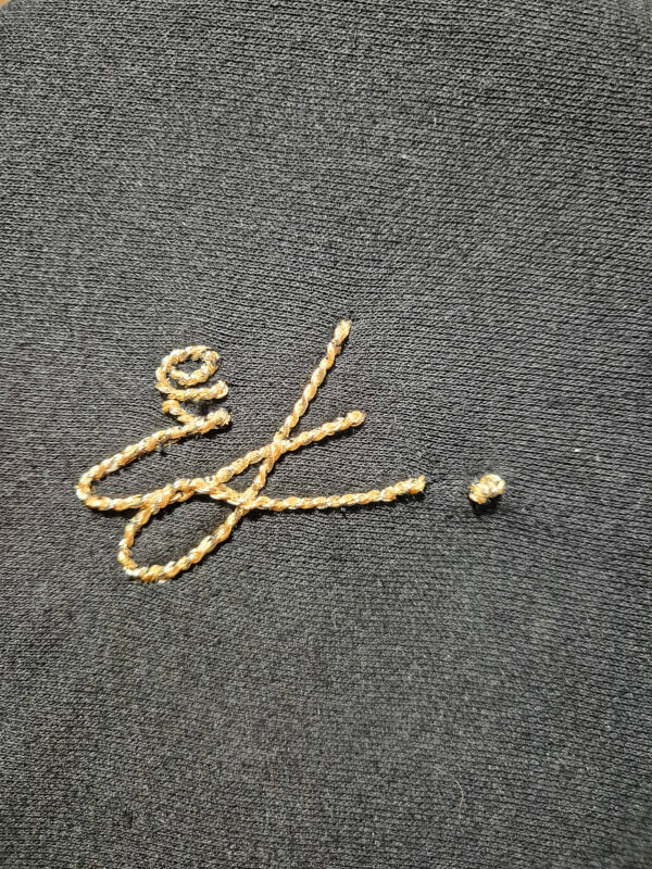 logo brodé cordonnet doré